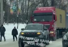 В Киеве пикап буксировал фуру с прицепом на глазах у изумленных водителей (видео)