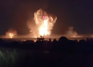 Взрывается в Севастополе и в районе военных аэродромов: Крым массированно атакуют дроны (видео)