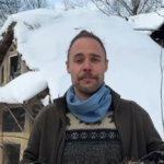 Украинец живет в глиняном доме посреди Карпат: чем он отапливает (фото)