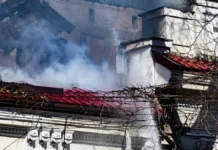 Внаслідок удару російського дрона загорівся будинок у Херсоні. ФОТО