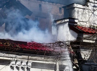 Внаслідок удару російського дрона загорівся будинок у Херсоні. ФОТО