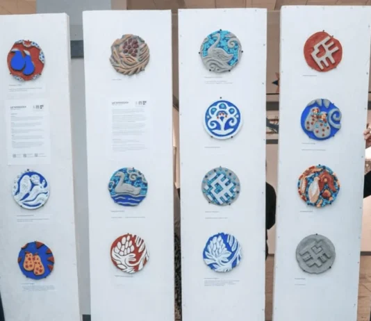 У Запоріжжі проходить міні-виставка «ЦЕ*арабески» за мотивами кам’яних вишиванок Нової Каховки