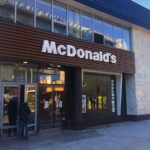 Трехэтажная зона и 600 мест: гигантский McDonald’s открыли в парижском Диснейленде (видео)