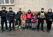 Понад місяць вмовляли. З Херсона та передмістя евакуювали дві родини з дітьми