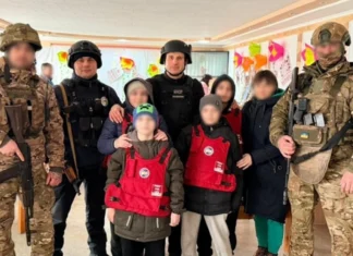 Поліція Херсона евакуювала двох дорослих і п’ятьох дітей з небезпечних районів