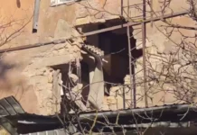 Російські війська обстріляли центр Херсона. Снаряд влучив у будинок