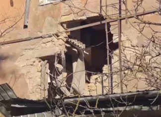 Російські війська обстріляли центр Херсона. Снаряд влучив у будинок