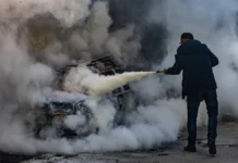 У Херсоні війська РФ атакували машину. ФОТО