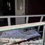 Російські військові поцілили по подвір’ю у Херсоні, поранений чоловік. ВІДЕО