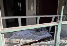 Російські військові поцілили по подвір’ю у Херсоні, поранений чоловік. ВІДЕО