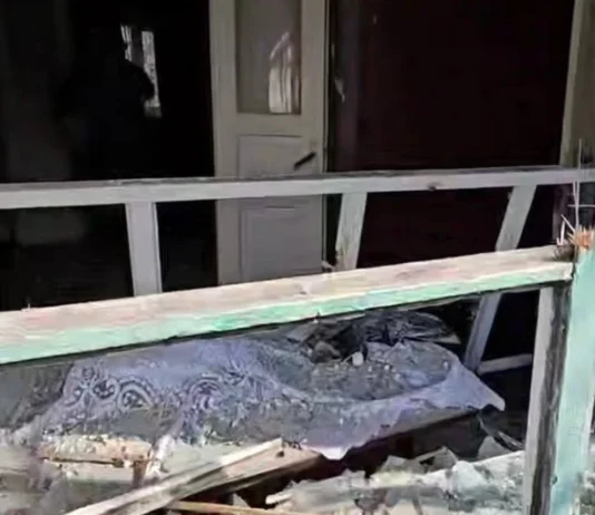 Російські військові поцілили по подвір’ю у Херсоні, поранений чоловік. ВІДЕО