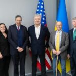 Порошенко обсудил с американскими дипломатами давление на РФ и двухпартийную поддержку Украины