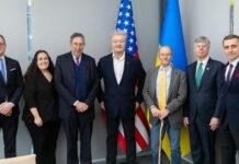 Порошенко обсудил с американскими дипломатами давление на РФ и двухпартийную поддержку Украины