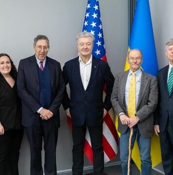 Порошенко обсудил с американскими дипломатами давление на РФ и двухпартийную поддержку Украины