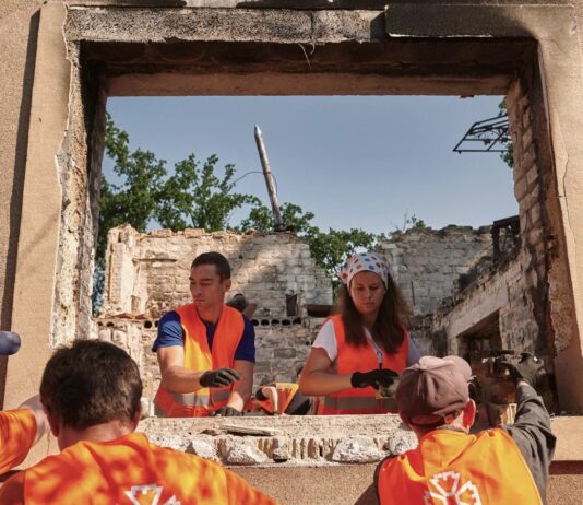 От крыш и окон — к будущему Украины: как украинские волонтеры уже сейчас начинают восстановление страны