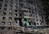 «Значительные разрушения»: россияне прямым попаданием ракеты разбомбили многоэтажку Харькова