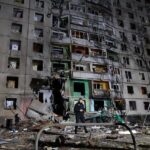 «Значительные разрушения»: россияне прямым попаданием ракеты разбомбили многоэтажку Харькова