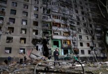 «Значительные разрушения»: россияне прямым попаданием ракеты разбомбили многоэтажку Харькова