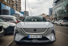 В Киеве появился недорогой электрифицированный кроссовер Mazda с запасом хода 1300 км (фото)