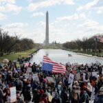 «Без королей»: в США протестуют миллионы людей, требуя у Трампа «снять корону» (видео)