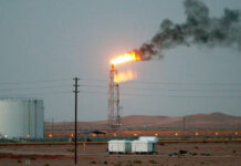 Bloomberg: Саудовская Аравия начала сокращать добычу нефти из-за дефицита хранилищ