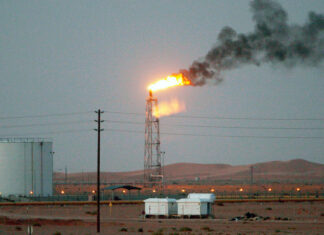 Bloomberg: Саудовская Аравия начала сокращать добычу нефти из-за дефицита хранилищ