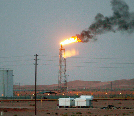 Bloomberg: Саудовская Аравия начала сокращать добычу нефти из-за дефицита хранилищ