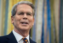 США рассматривают снятие санкций с части иранской нефти – Бессент