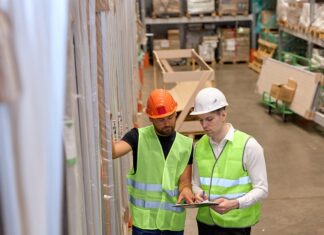 В Польше рекордный спрос на кладовщиков и экспедиторов: какие зарплаты предлагают