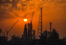 Кувейт начал сокращать добычу нефти из-за нехватки хранилищ