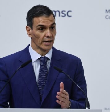 Испанский премьер заявил, что не волнуется об угрозах Трампа прекратить торговлю