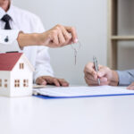 В Украине на 40% сократилось количество сделок по дарению жилья: каковы причины