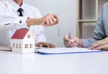 В Украине на 40% сократилось количество сделок по дарению жилья: каковы причины