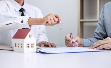 В Украине на 40% сократилось количество сделок по дарению жилья: каковы причины