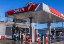 В Польше дешевеет топливо: установлены максимальные цены для АЗС