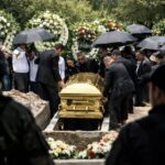 Самого разыскиваемого наркобарона Мексики похоронили в золотом гробу (фото, видео)