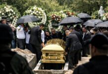 Самого разыскиваемого наркобарона Мексики похоронили в золотом гробу (фото, видео)