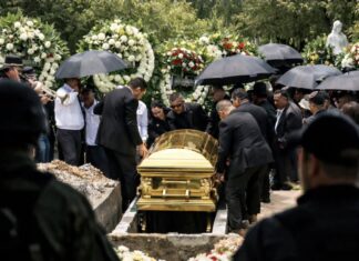 Самого разыскиваемого наркобарона Мексики похоронили в золотом гробу (фото, видео)