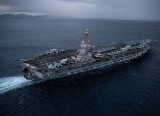 Остались без коек и чистого белья: на борту авианосца США у берегов Ирана вспыхнул пожар