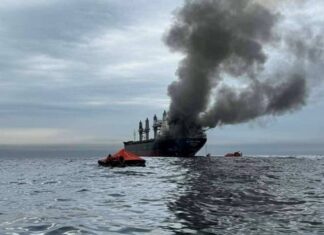 Ормузский пролив открыт, просто его обстреливает Иран: Хегсет обвинил СМИ во лжи