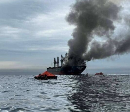 Ормузский пролив открыт, просто его обстреливает Иран: Хегсет обвинил СМИ во лжи