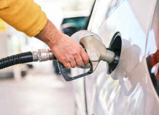 Литр по 80 грн и выше: эксперт предупреждает о новом скачке цен на топливо (видео)