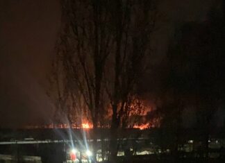 Дроны атаковали металлургический комбинат в Алчевске: также прилетело по подстанции (видео)