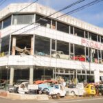 Заброшенные раритеты: в интернете показали закрытый автосалон с десятками ретро-авто (фото)