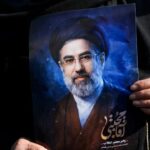 Одержим концом света: бывший одноклассник Хаменеи-младшего рассказал о новом правителе Ирана