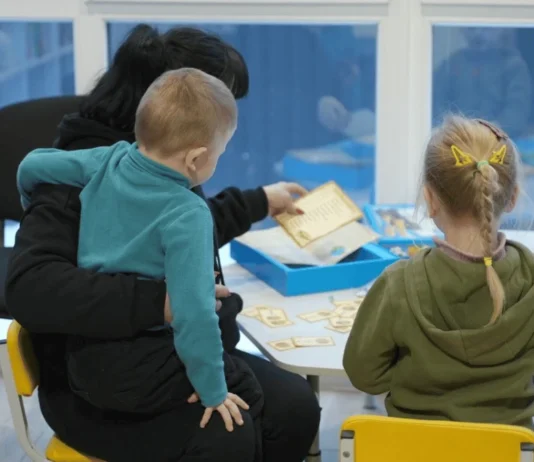 В окупації погрожують відбирати у батьків дітей, які не ходять до школи — Кулеба