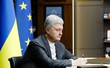 Порошенко заявляет о парламентском кризисе в Украине и призывает к созданию объединенной команды для переговоров