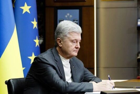 Порошенко заявляет о парламентском кризисе в Украине и призывает к созданию объединенной команды для переговоров