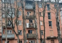 Поранені люди, пошкоджені будинки та бізнес-центр. Наслідки російських атак по Херсонщині