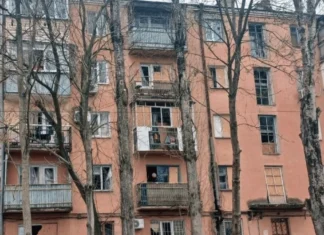 Поранені люди, пошкоджені будинки та бізнес-центр. Наслідки російських атак по Херсонщині